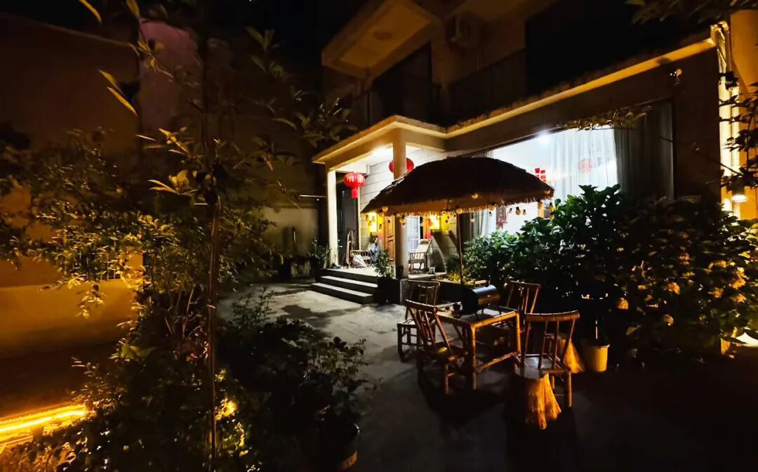 夜间的民宿庭院-FZ10022226747.jpg