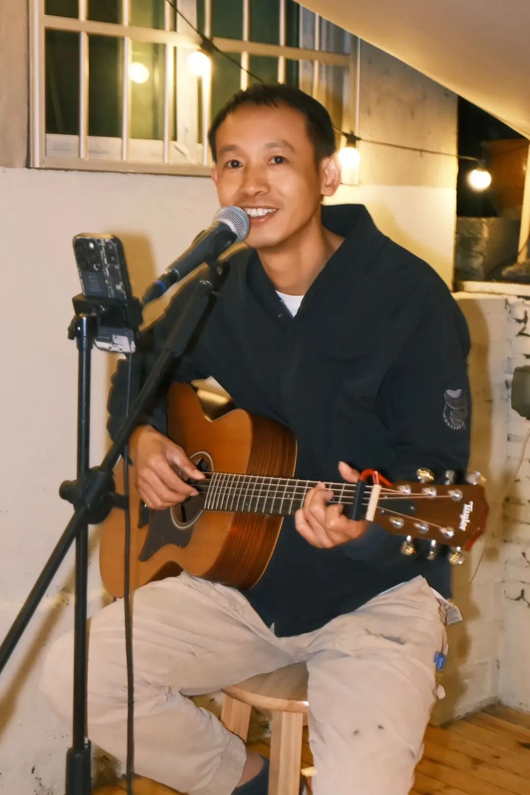 民宿主理人吴海波与游客进行互动-FZ10022226746.jpg
