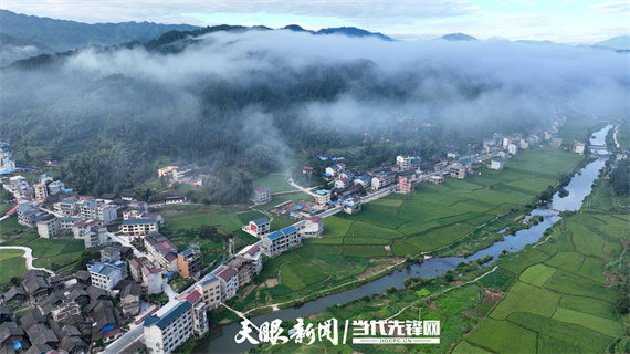 17841717211993.jpg 锦屏县钟灵乡高寨村云雾缭绕与蓝天白云映衬32323.jpg