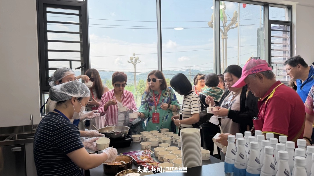 dD0xNzg0NTg4ODg1X3I9ZmVmODM2MzJfdz0xMDgwX3E9MTAwX2U9anBn.webp ,台商代表品尝贵州玉梦食品(集团)有限公司酸汤制品。.jpg