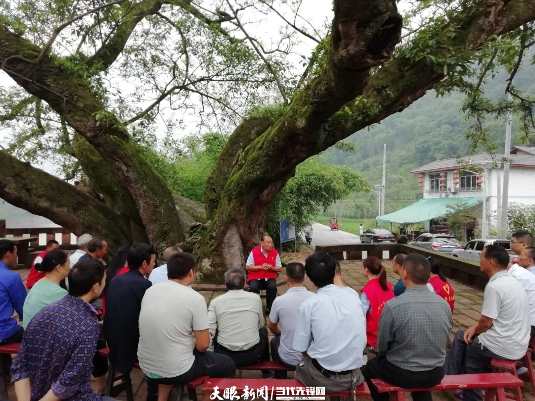 赤水“茶馆嗑子匠·普法讲堂”院坝普法现场.jpg