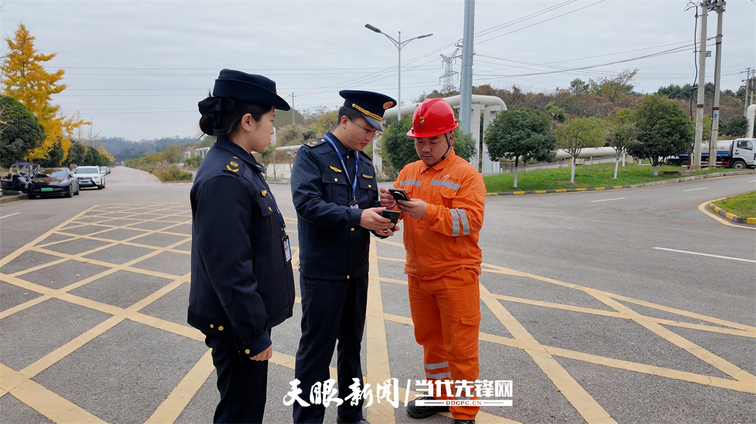 花溪生态执法大队工作人员通过“扫码入企”到贵阳中电环保发电有限公司开展执法检查。（省司法厅供图）.jpg