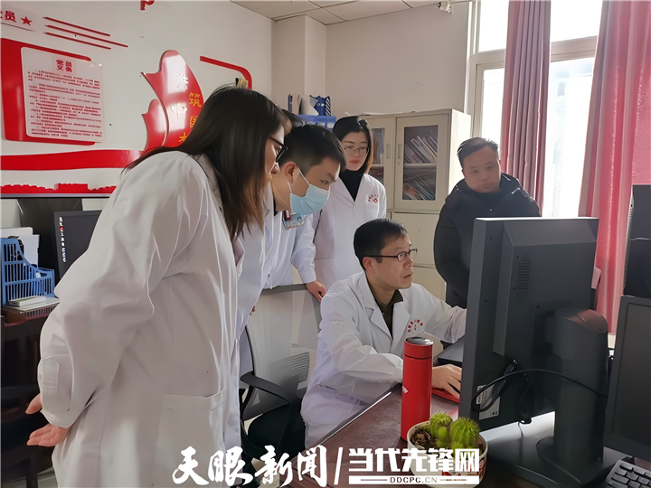 东莞市沙田医院副主任医师郝志勇正在松桃苗族自治县人民医院放射科组织开展疑难病例讨论.png