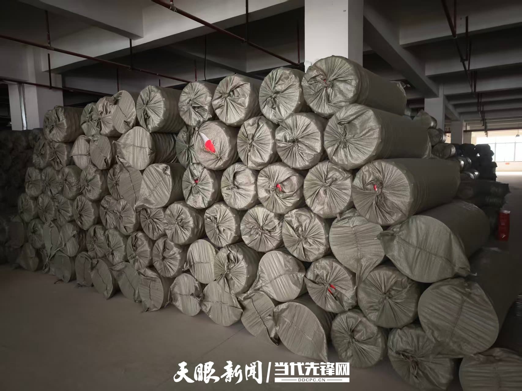 dD0xNzg2NDg4NTk3X3I9NGY5ZDZiN2Nfdz0xMDgwX3E9MTAwX2U9anBn.webp 企业塑料盖成品区。管云 摄.jpg