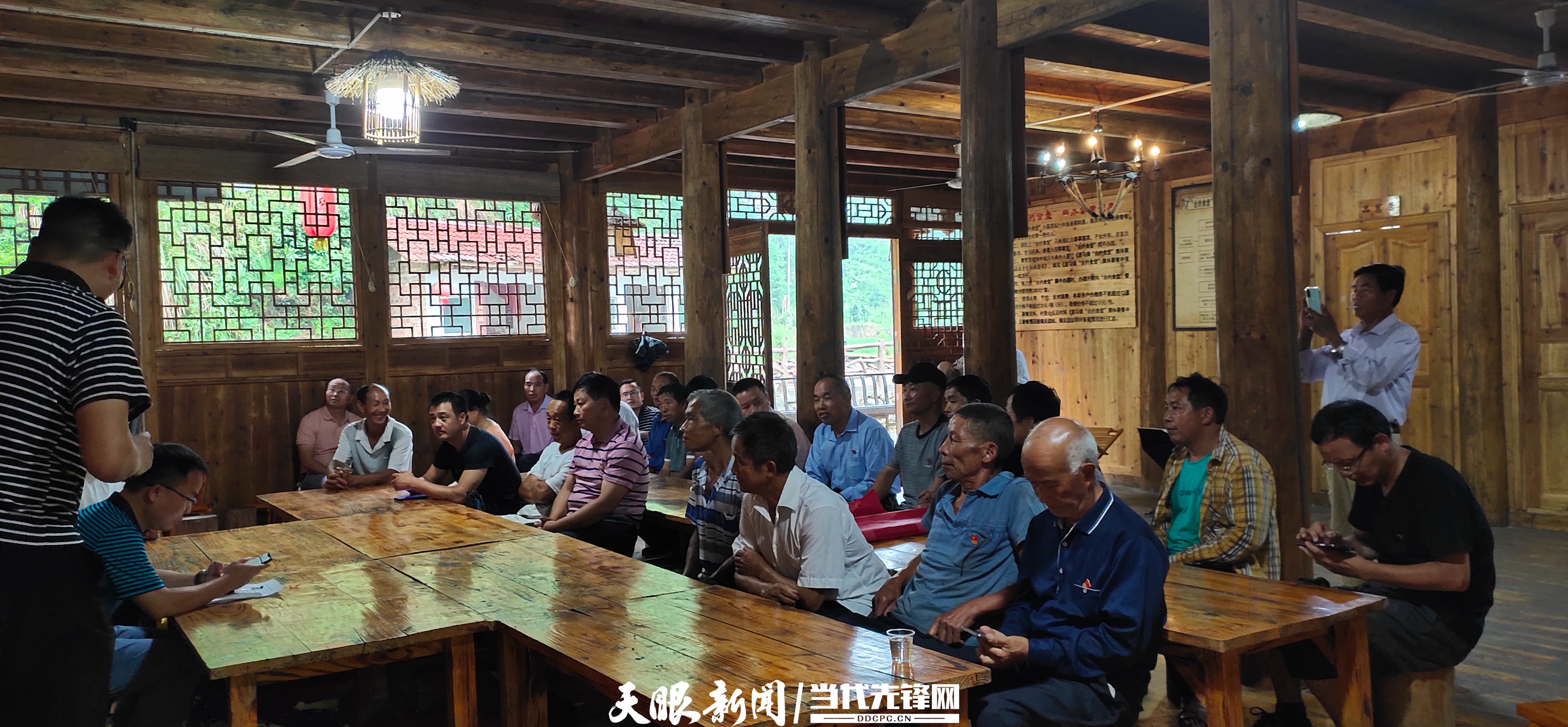 黔东南州天柱县渡马镇共和村在“合约食堂”议事。.jpg