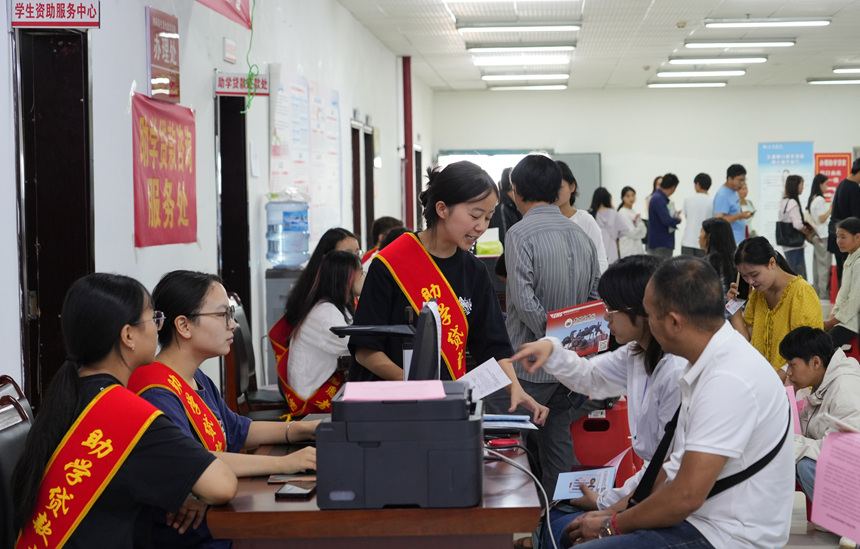17865504457454.jpg 纳雍县教育局学生资助服务中心学生在办理生源地助学贷款杨英.jpg