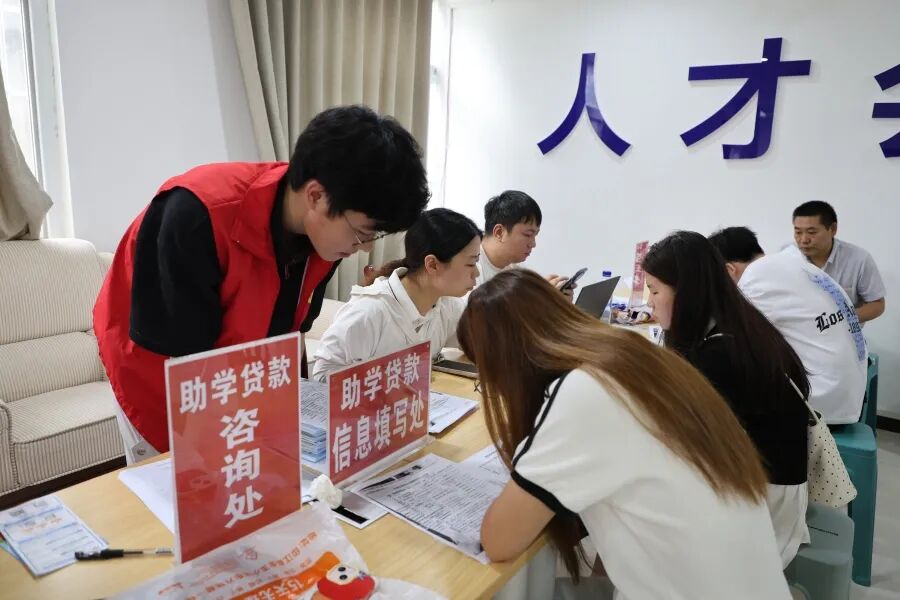 17865504922737.jpg 印江自治县设立助学贷款咨询处刘斌 杨文姜.jpg