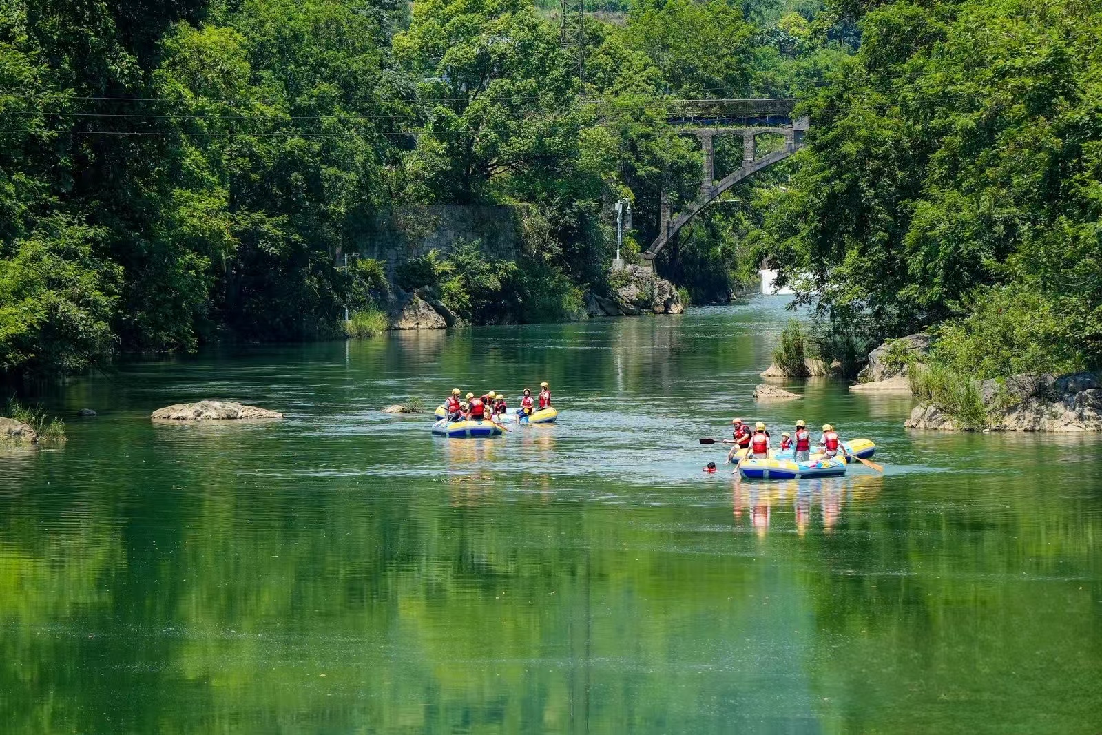 小黄鸭漂流（黄果树旅游区供图）.jpg