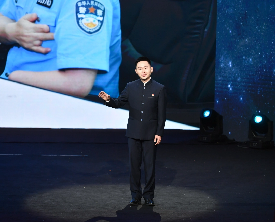 黔东南州凯里市融媒体中心工作员王飞讲述全国公安系统二级英雄模范张秀昊的事迹。天眼新闻记者 张丽 摄ZLS_5263.JPG
