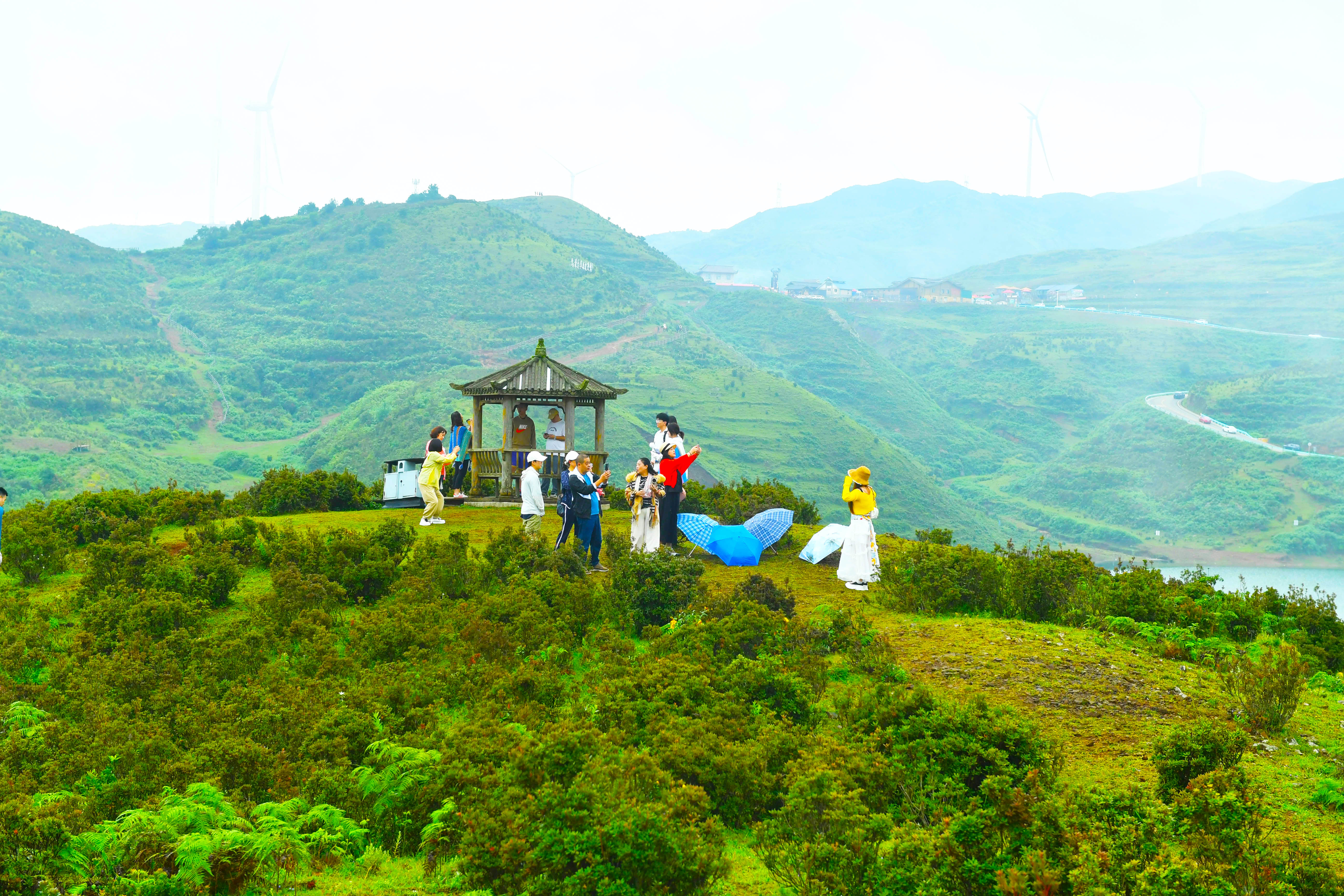 随着夏季旅游旺季的到来，六盘水盘州市乌蒙大草原以其独特的自然风光和丰富的民族文化活动，吸引了来自四面八方的游客，共同体验大草原的清凉与美景。贵州日报天眼新闻记者 旷光彪 摄.JPG