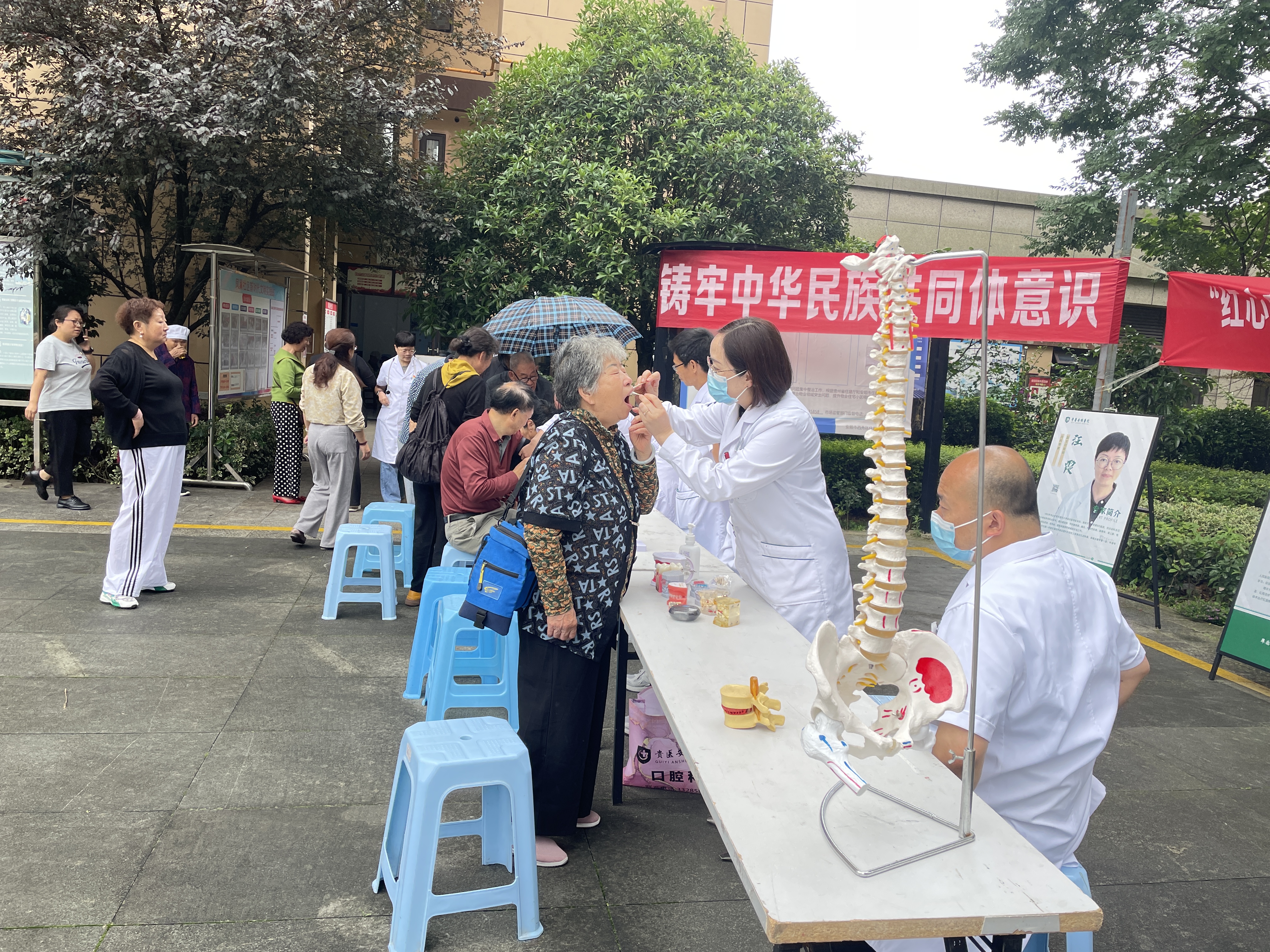 到小区开展义诊.jpg