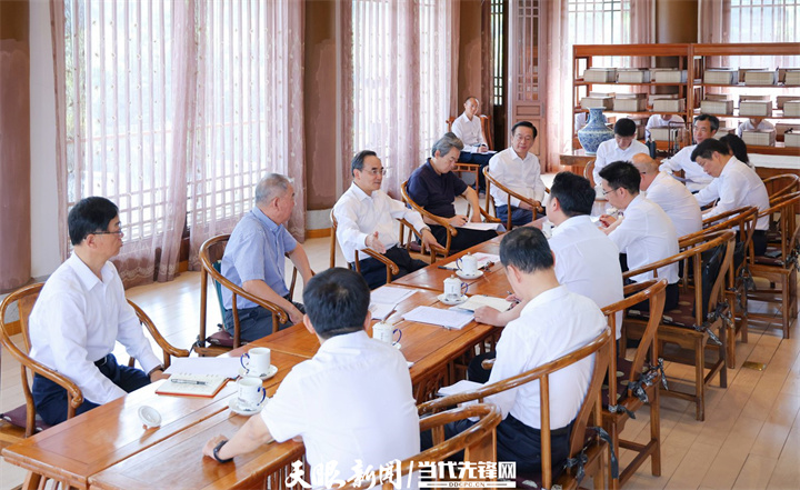 DPCL0613-2-----图为徐麟在贵阳孔学堂与正在进行学术研讨的专家学者座谈交流。天眼新闻记者 杜朋城 摄影.jpg