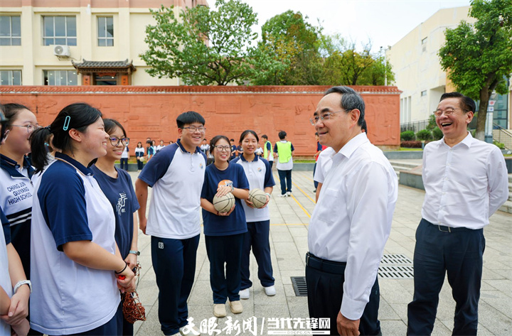 DPCL1049-----图为徐麟在贵阳市民族中学与正在上体育课的学生交流。天眼新闻记者 杜朋城 摄影.JPG