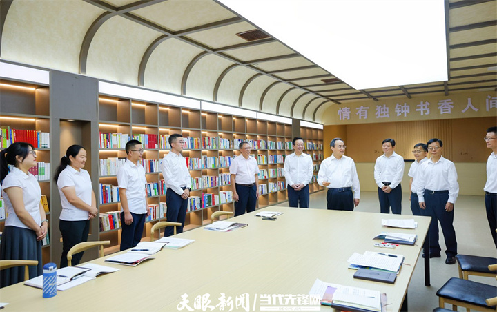 DPCL1219-----图为徐麟在贵阳市民族中学看望教师。天眼新闻记者 杜朋城 摄影.JPG