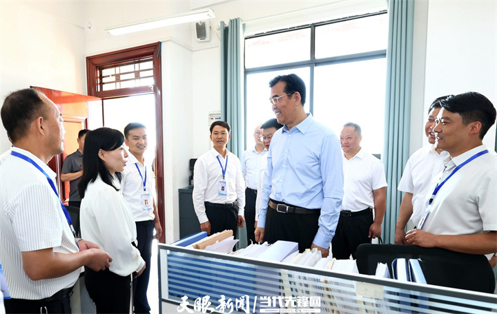 图为李炳军在黔西市林泉中学与教师代表交流。天眼新闻记者 李森 摄影.jpg