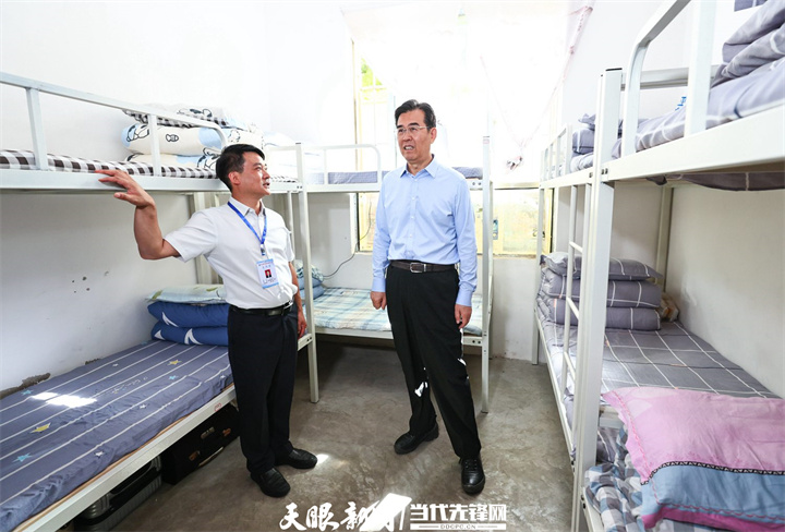 图为李炳军在黔西市林泉中学察看宿舍环境情况。天眼新闻记者 李森 摄影.jpg