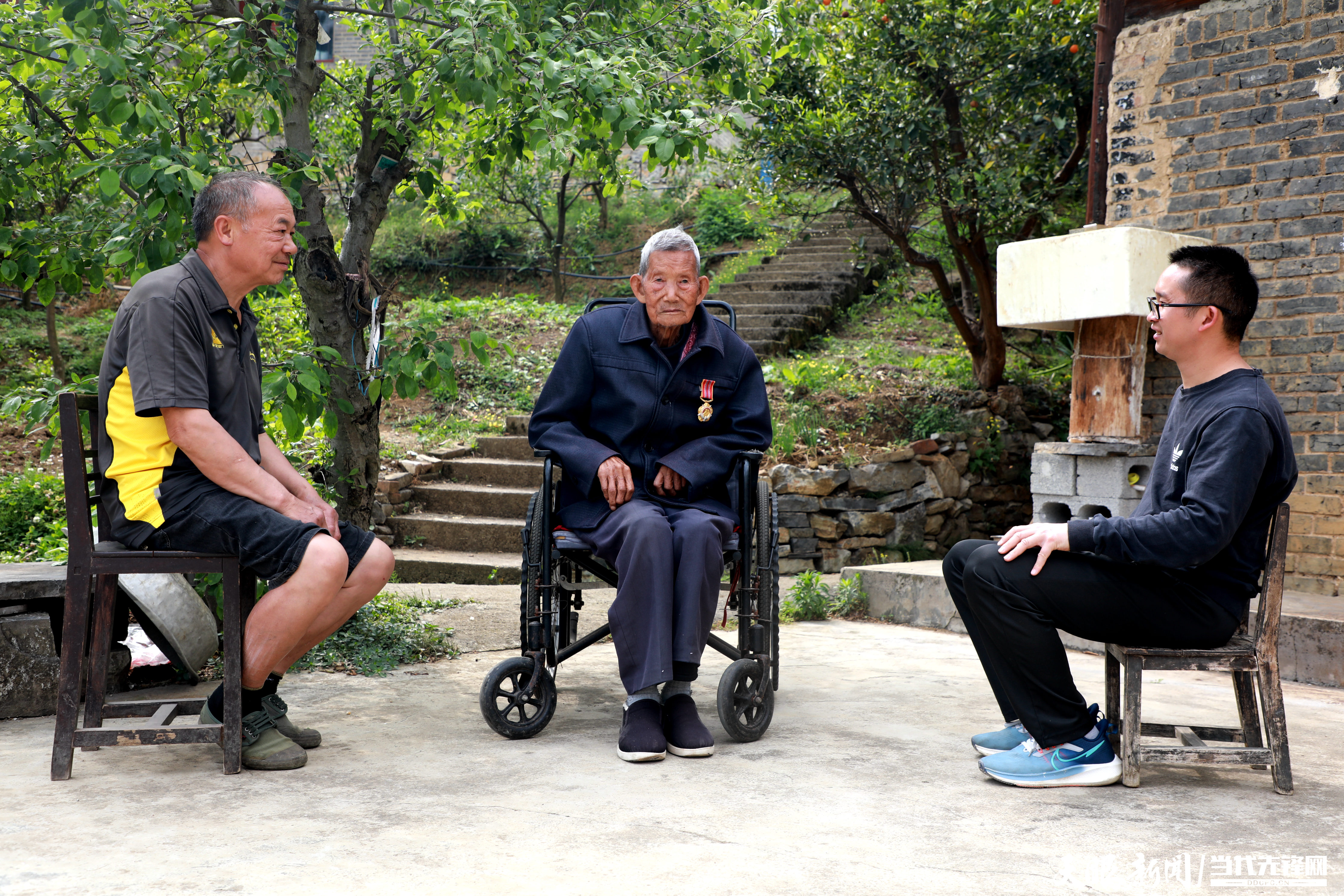抗美援朝老战士王景鲜（中）讲述村庄巨变。（汪瑞梁 摄）.JPG