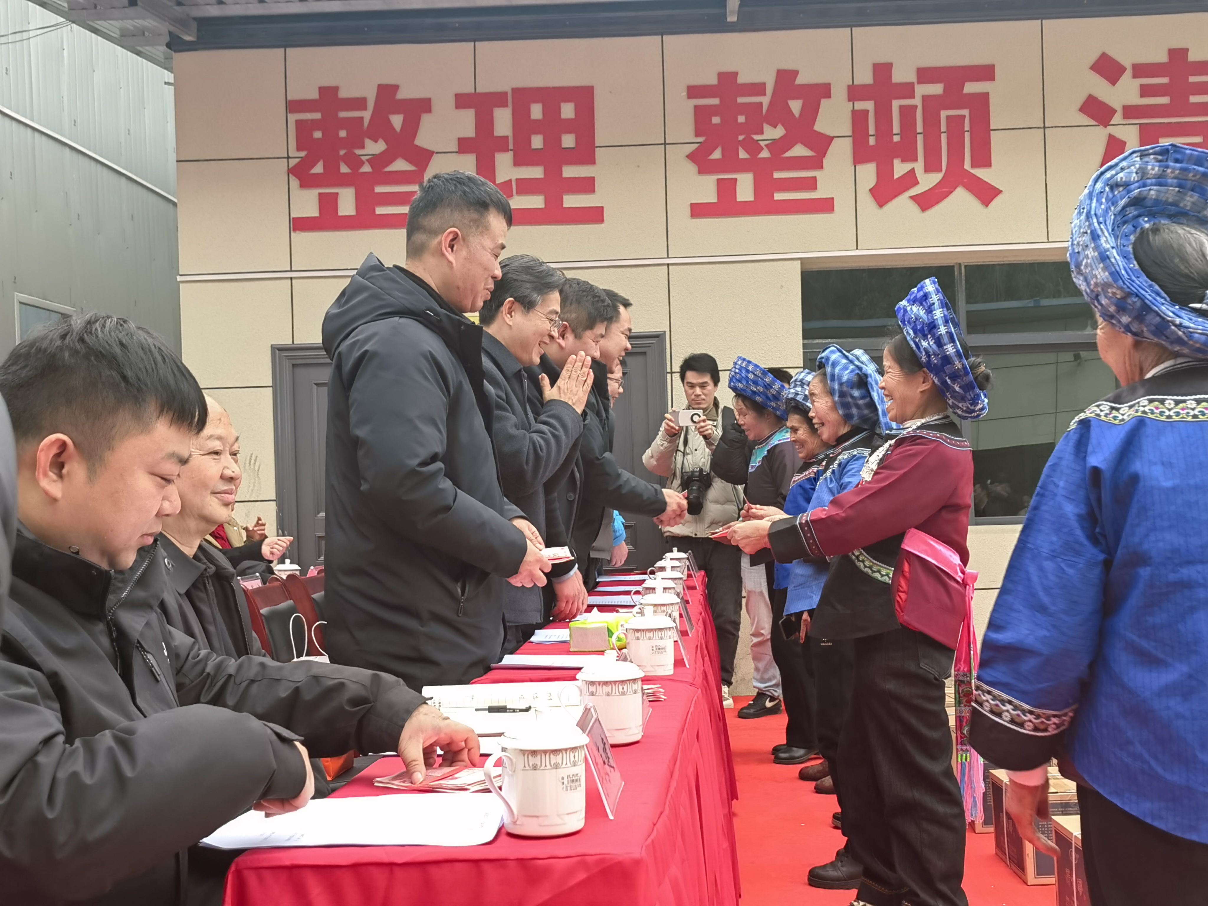 17881087036272.jpg 镇宁自治县江龙镇簸箕村村民领取分红.jpg