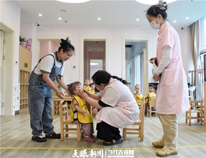 饶燕为孩子进行日常健康检查.jpg