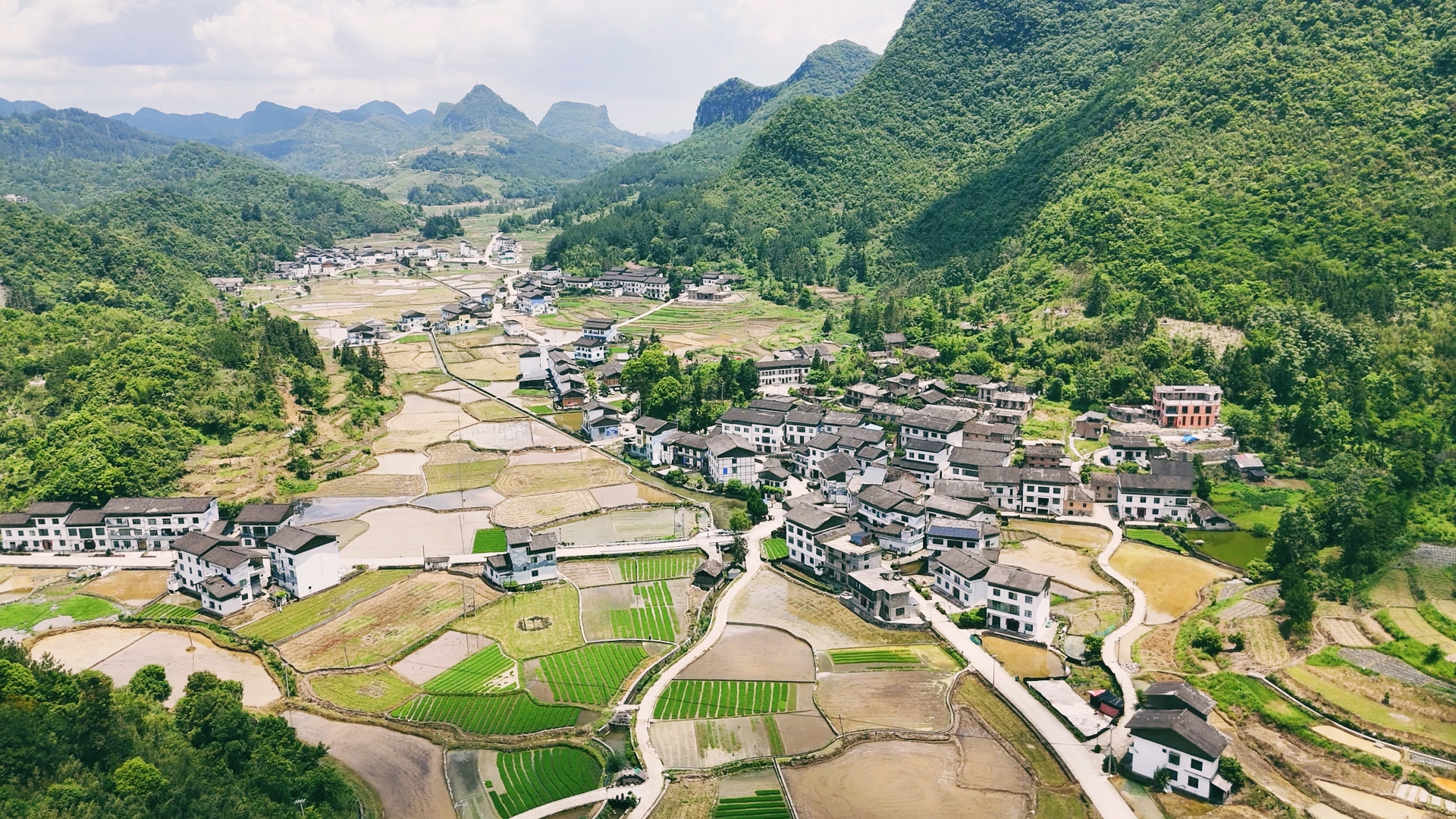 荔波洪江村航拍（融媒体供图）.jpg