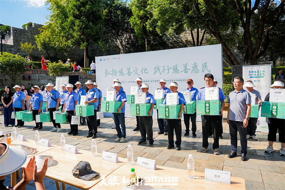 公交车司机代表接受捐赠.jpg