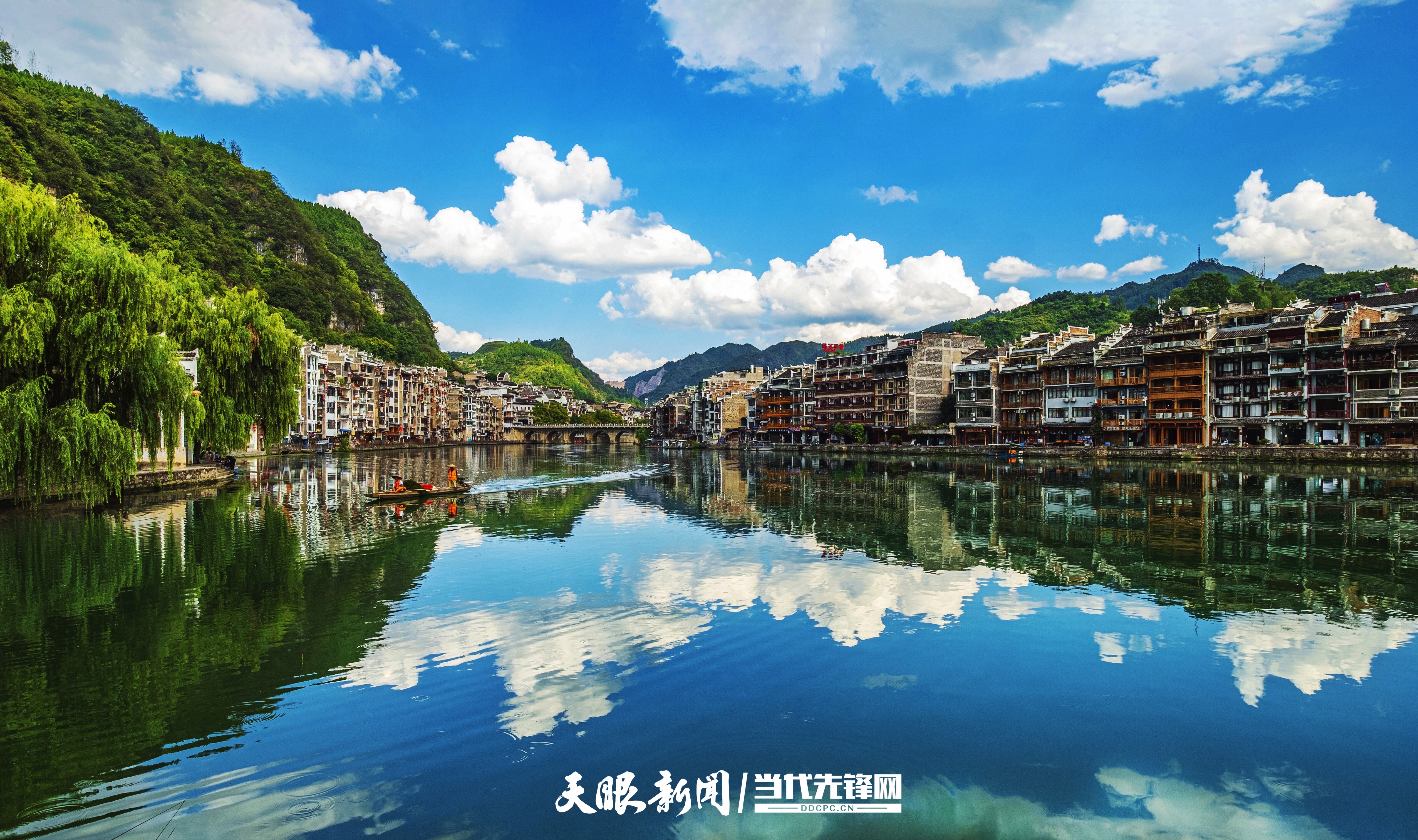 㵲阳河水天一色，相映成趣。（黔东南州生态环境局 供图）.jpg